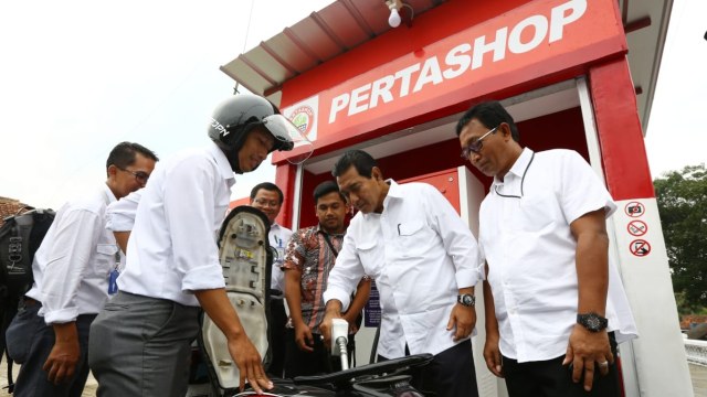 Dirut Bank BRI, Suprajarto, meresmikan pengoperasina SPBU Mini Pertashop di BUMDes Pandawa Boer di Tasikmalaya, Jawa Barat. (Foto: Dok. Bank BRI)