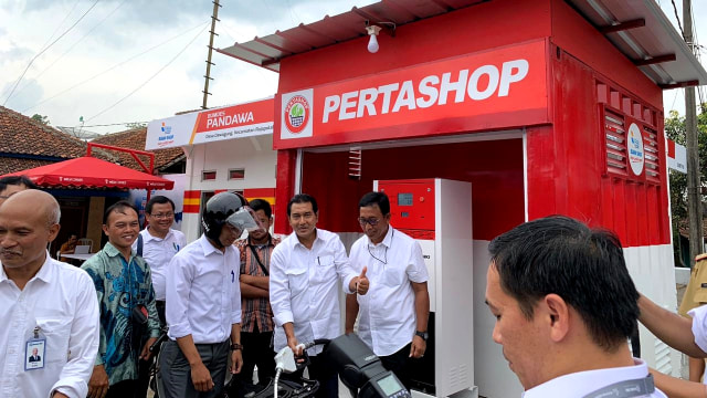 Dirut Bank BRI, Suprajarto, meresmikan pengoperasina SPBU Mini Pertashop di BUMDes Pandawa Boer di Tasikmalaya, Jawa Barat. (Foto: Dok. Bank BRI)