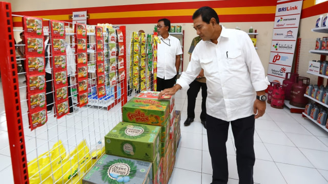 Dirut Bank BRI, Suprajarto, meninjau toko eceran yang dikelola BUMDes Pandawa Boer di Tasikmalaya, Jawa Barat. (Foto: Dok. Bank BRI)
