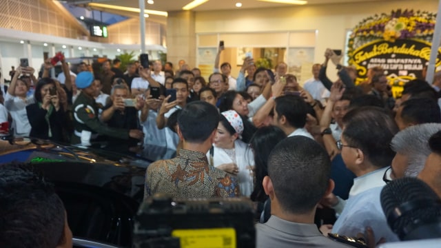 Presiden Jokowi melayat pendiri usaha Sinar Mas, Eka Tjipta di Rumah Duka Sentosa, Senin (28/1).  (Foto: Yudhistira Amran Saleh/kumparan)