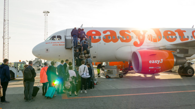 Penumpang memasuki pesawat easyJet di Prancis Foto: Shutter Stock