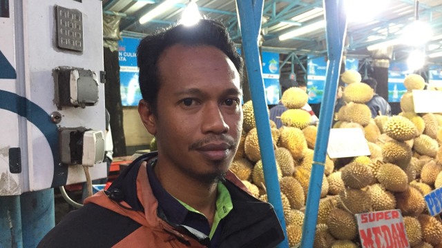 Yuki Rimawan penikmat durian. (Foto: Fachrul Irwinsyah/kumparan )