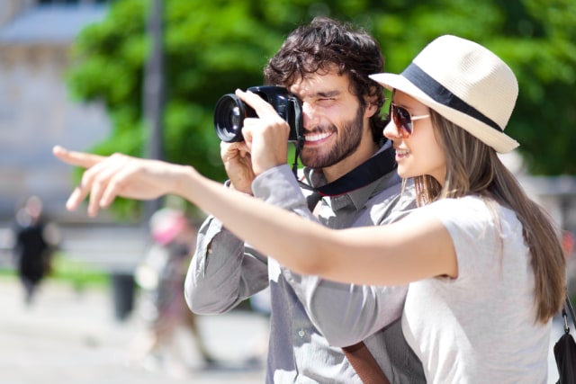 Ilustrasi wisatawan sedang memotret Foto: Shutter Stock