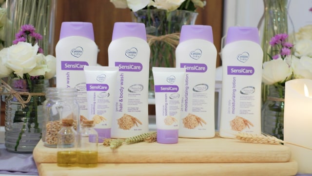 Rangkaian produk SensiCare dari PZ Cussons, terdiri dari Moiturizing Lotion, Hair and Body Wash dan Soothing Cream.          