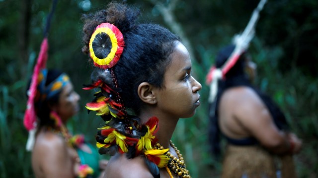 Masyarakat Pribumi dari suku Pataxo Ha-ha-hae yang tinggal di dekat sungai Paraopeba. (Foto: REUTERS/Adriano Machado)
