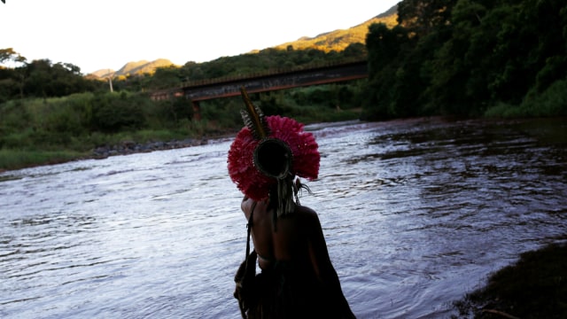 Masyarakat Pribumi dari suku Pataxo Ha-ha-hae yang tinggal di dekat sungai Paraopeba. (Foto: REUTERS/Adriano Machado)