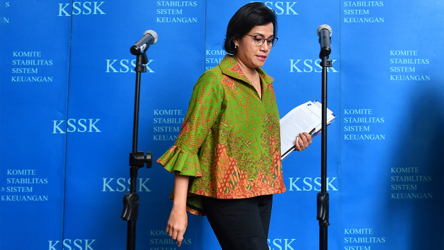 Menteri Keuangan Sri Mulyani bersiap menyampaikan keterangan pers terkait Komite Stabilitas Sistem Keuangan. Foto: ANTARA FOTO/Sigid Kurniawan