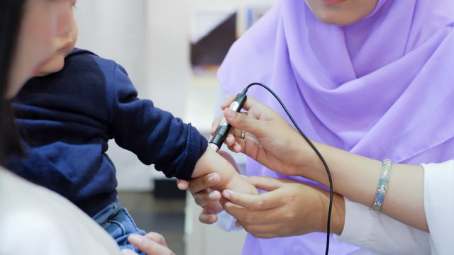 Skincheck melihat reaksi kulit sebelum dan sesudah menggunakan SensiCare 24hr Daily Moisturizing Lotion.     