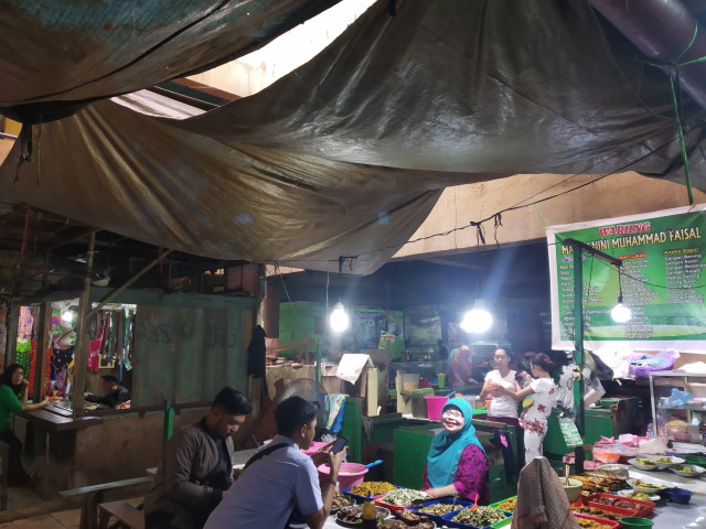Pedagang kuliner di Pasar Sentra Antasari Kota Banjarmasin. Mereka mengeluhkan atap pasar yang bocor sejak dua tahun lalu. (Foto: Zahidi/banjarhits.id)