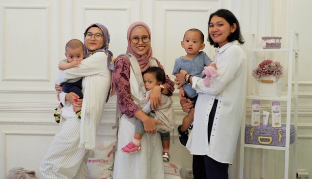 Saya dan Kumparan MOM lainnya, dibooth Jemari Mungil. Salah satu spot favorit ibu dan si Kecil, sayang saya gak sempet difoto oleh tim Jemari Mungil untuk kenang-kenangan.                               