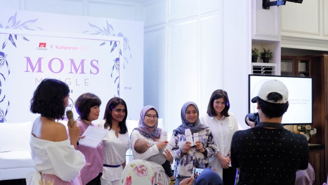 Demi voucher belanja, sambil menggendong anak pun saya rela hehe.         