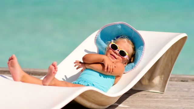 Anak traveling ke pantai (Foto: Shutter Stock)