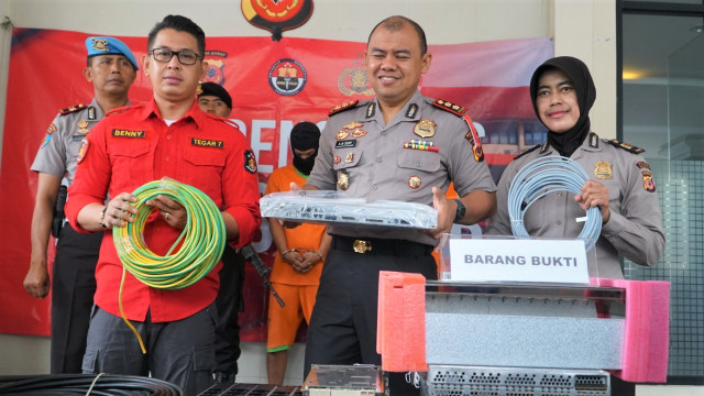 Polisi menunjukkan barang bukti hasil pencurian perangkat modul tower Indosat, Telkomsel, dan XL. (Foto: Dok. Polres Bogor)