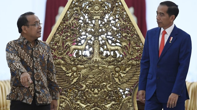 Presiden Joko Widodo (kanan) berbincang dengan Mensesneg Pratikno. Foto: ANTARA FOTO/Puspa Perwitasari