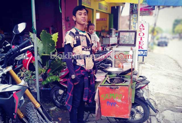 Tampil Menarik, Penjual Sempol di Bojonegoro ini Viral di Media Sosial