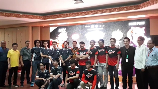 Menpora Imam Nahrawi (tengah) meluncurkan turnamen Youth National Esports Championship 2019 di Gedung Kemenpora, Selasa (29/1). (Foto: Karina Nur Shabrina/kumparan)