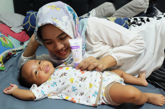 Mencegah Ruam Popok dengan Cussons Baby SensiCare Intensive Soothing Cream (2)