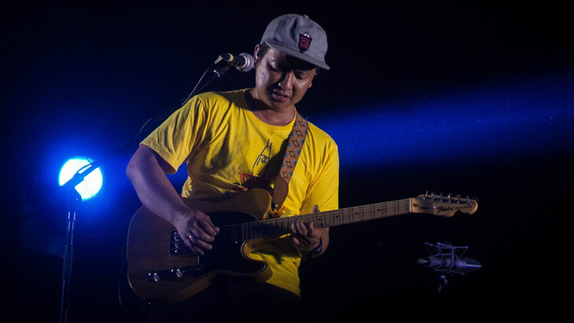 Cholil Mahmud saat tampil di 'Tiba-tiba Suddenly Rekaman' Efek Rumah Kaca (Foto: Iqbal Dwiharianto)