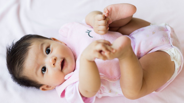 Bayi usia 10 bulan umumnya seolah tidak bisa diam (Foto: Shutterstock)