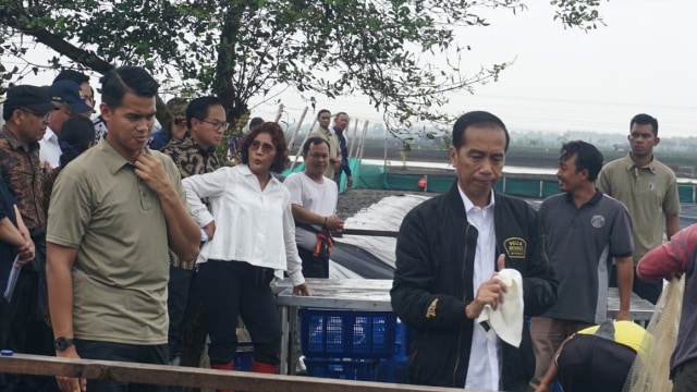 Presiden Joko Widodo (tengah) di tambak rakyat di kawasan Muara Gembong, Bekasi, Jawa Barat. (Foto: Yudhistira Amran Saleh/kumparan)