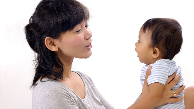 Ilustrasi ibu mengajari bayi bicara (Foto: Shutterstock)