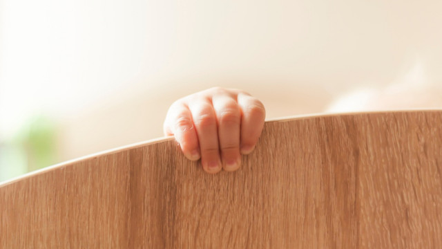 Siapkan benda-benda atau perabotan kokoh untuk bayi belajar merambat (Foto: Shutterstock)