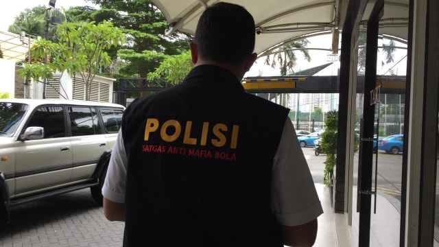 Anggota Satgas Anti Mafia Bola datangi kantor PSSI di FX Office Tower lt. 14 Jalan Jenderal Sudirman.  Foto: Darin Atiandina/kumparan 