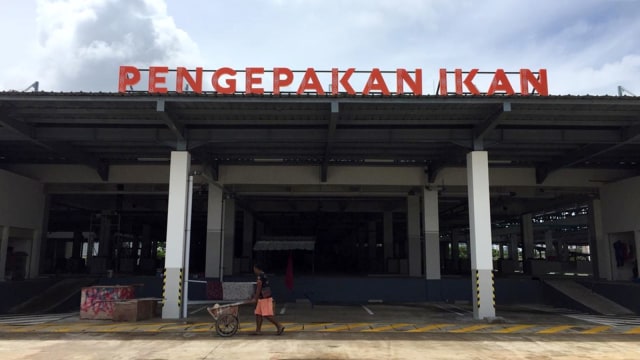 Tempat pengepakan ikan pasar ikan modern (baru) di kawasan Penjaringan, Jakarta Utara.  (Foto: Abdul Latif/kumparan)