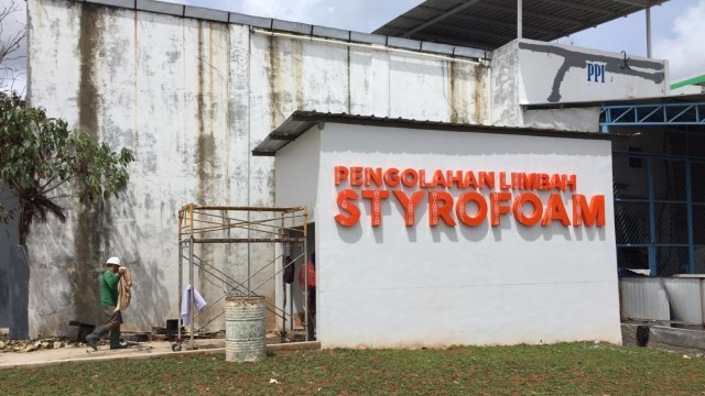 Tempat pengolahan limbah styrofoam di Pasar Ikan, kawasan Penjaringan, Jakarta Utara.  (Foto: Abdul Latif/kumparan)