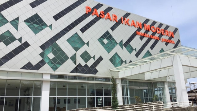 Tampak depan bangunan Pasar Ikan Modern di kawasan Penjaringan, Jakarta Utara.  (Foto: Abdul Latif/kumparan)