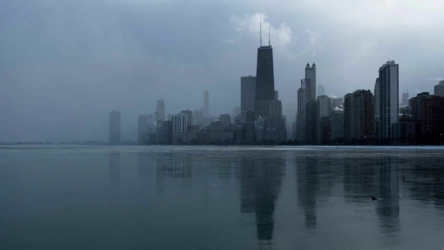 Kabut mulai menutupi gedung-gedung di Chicago akibat pusaran kutub atau polar vortex, Amerika Serikat (29/1/2019). (Foto: REUTERS/Pinar Istek)