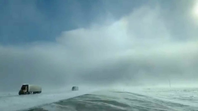 Truk berjalan di tengah-tengah salju, Dakota, Amerika Serikat (29/1/2019). (Foto: Carol Bauer/via REUTERS)