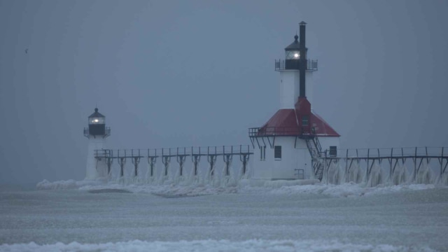 Danau Michigam membeku, Amerika Serikat (29/1/2019). (Foto: Joshua Nowicki via REUTERS)