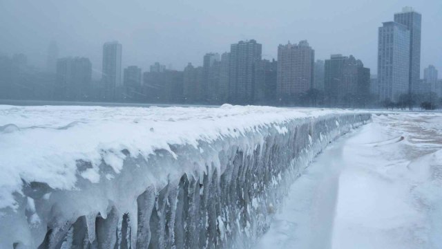 Es terbentuk di jalan setapak di Danau Michigan, Chicago, Amerika Serikat (29/1/2019). (Foto: REUTERS/Pinar Istek)