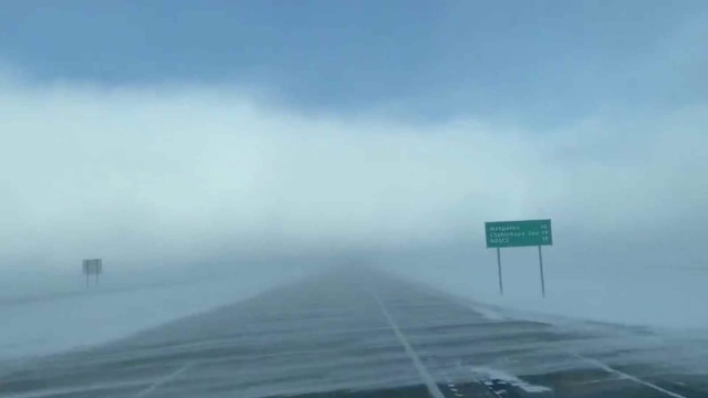 Sebuah jalan diselimuti salju tebal di Dakota, Amerika Serikat (29/1/2019). (Foto: Carol Bauer/via REUTERS)