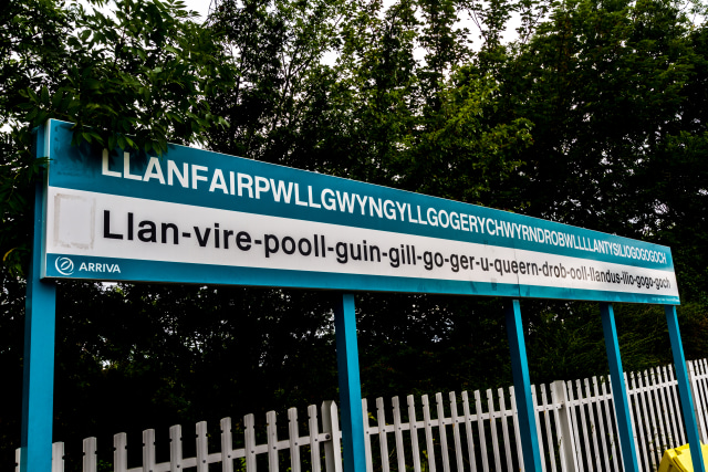 Plang Nama Llanfairpwllgwyngyllgogerychwyrndrobwllllantysiiogogogoch, Wales (Foto: Shutter Stock)