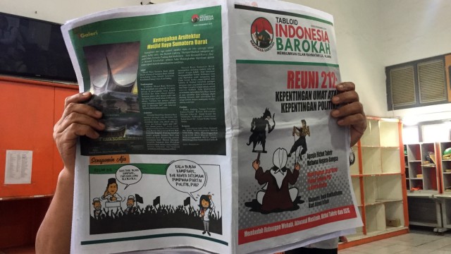 Petugas mengamankan Ribuan Tabloid 'Indonesia Barokah' di Kantor Pos Aceh. (Foto: Zuhri Noviandi/kumparan)
