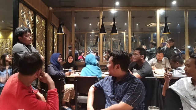 Pemimpin Redaksi Kumparan, Arifin Asydhad menyambut peserta program Kumparan 1001 Startup Media Online (Foto: Adi Warsidi)