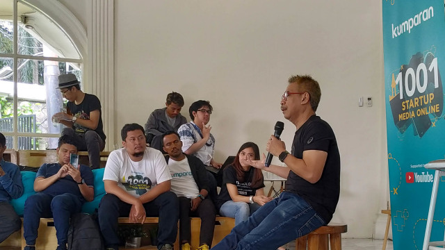 Budiono Darsono bersama peserta program (Foto: Adi Warsidi)