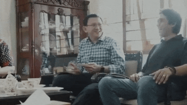 Basuki Tjahaja Purnama bersama keluarga Hoegeng. (Foto: Youtube/Panggil Saya BTP)