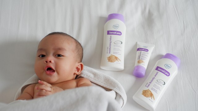 Rangkaian produk Cussons SensiCare terdiri dari, SensiCare Gentle Hair & Body Wash, SensiCare 24hr Daily Moisturizing Lotion dan SensiCare Intensive Soothing Cream. Berikut ini reviewnya.      