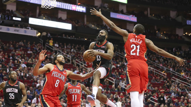 Guard Houston Rockets, James Harden, melakukan lay-up ke ring New Orleans Pelicans. (Foto: Thomas B. Shea-USA TODAY Sports via Reuters)