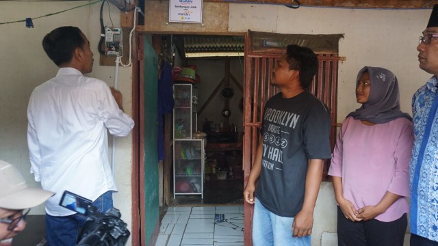 Presiden Jokowi lakukan pemasangan aliran listrik di rumah warga daerah Muara Gembong, Bekasi. (Foto: Yudhistira Amran Saleh/kumparan)