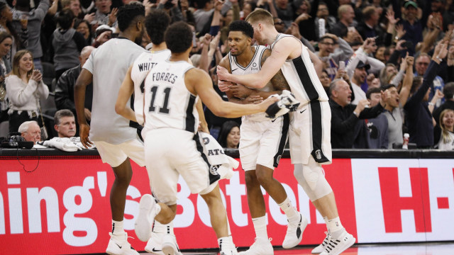 Para pemain San Antonio Spurs merayakan kemenangan atas Phoenix Suns. (Foto: Soobum Im-USA TODAY Sports)