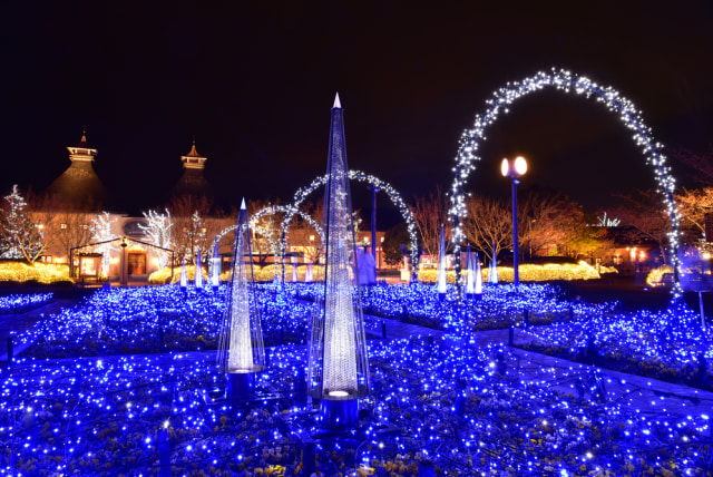 Taman di Nabana no Sato yang dipenuhi lampu kerlap kerlip. (Foto: Shutter Stock)