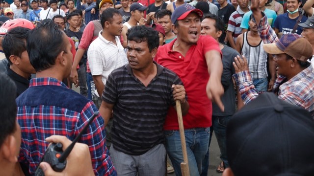 Suasana penertiban pedagang kaki lima di Pasar Senen. (Foto: Aprilandika Hendra/kumparan)