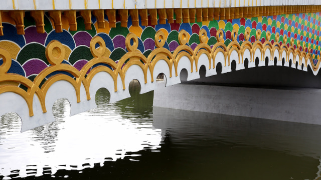 Warna-warni jembatan Berendeng di Tangerang. (Foto: Dimas)