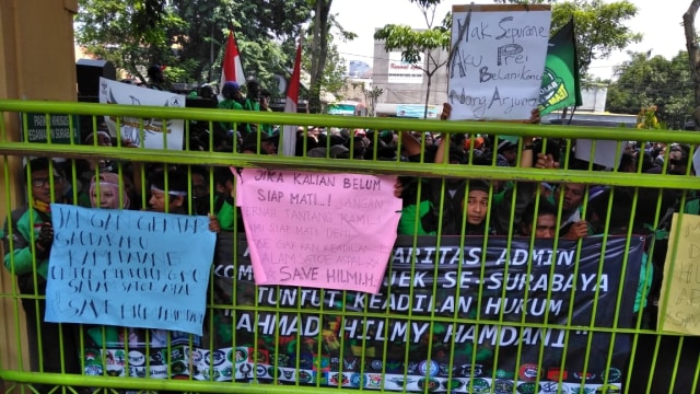 Aksi sejumlah pengemudi ojek online di PN Surabaya untuk Ahmad Hilmi Hamdani. (Foto: Dok. Istimewa)