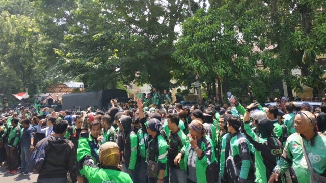 Aksi sejumlah pengemudi ojek online di PN Surabaya untuk Ahmad Hilmi Hamdani.  (Foto: Dok. Istimewa)