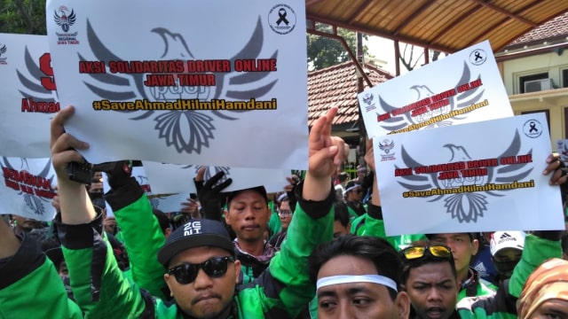 Aksi sejumlah pengemudi ojek online di PN Surabaya untuk Ahmad Hilmi Hamdani.  (Foto: Dok. Istimewa)